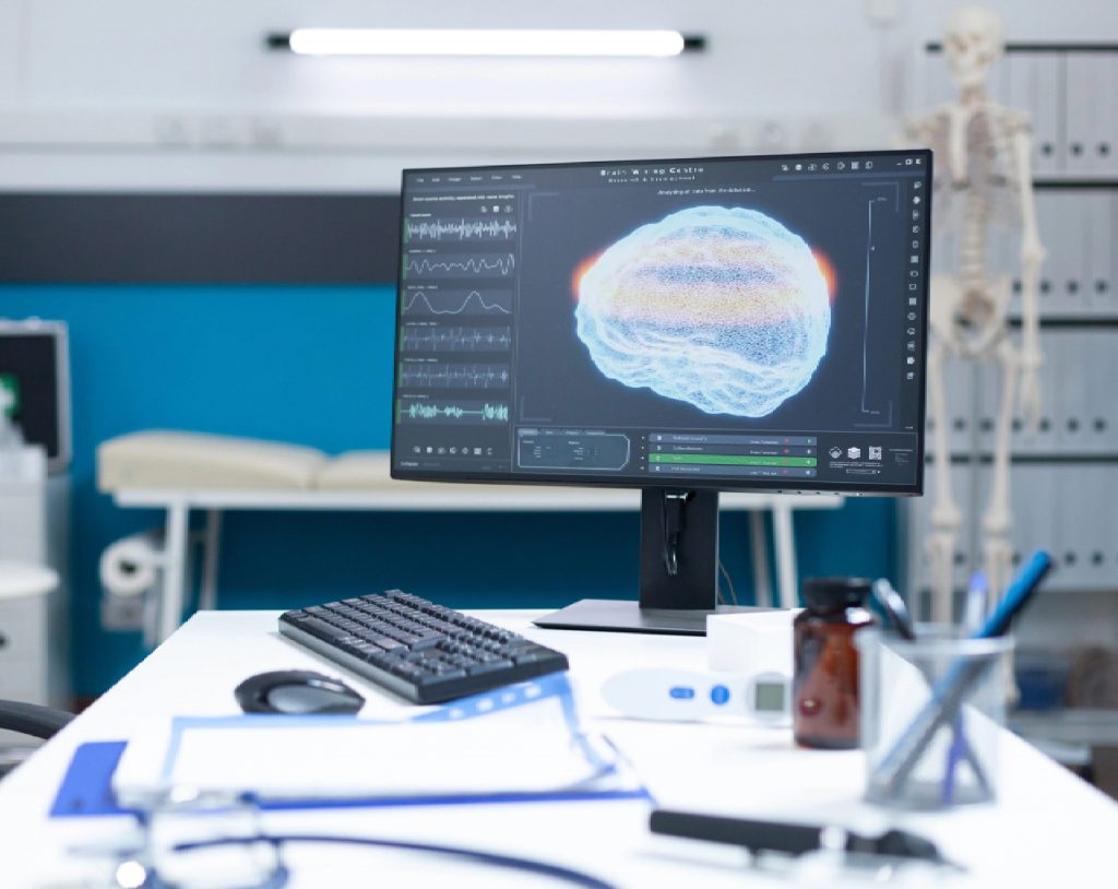 Escritorio del neurólogo con un diagrama 3D del cerebro dentro de un hospital donde se realiza la craneotomía.