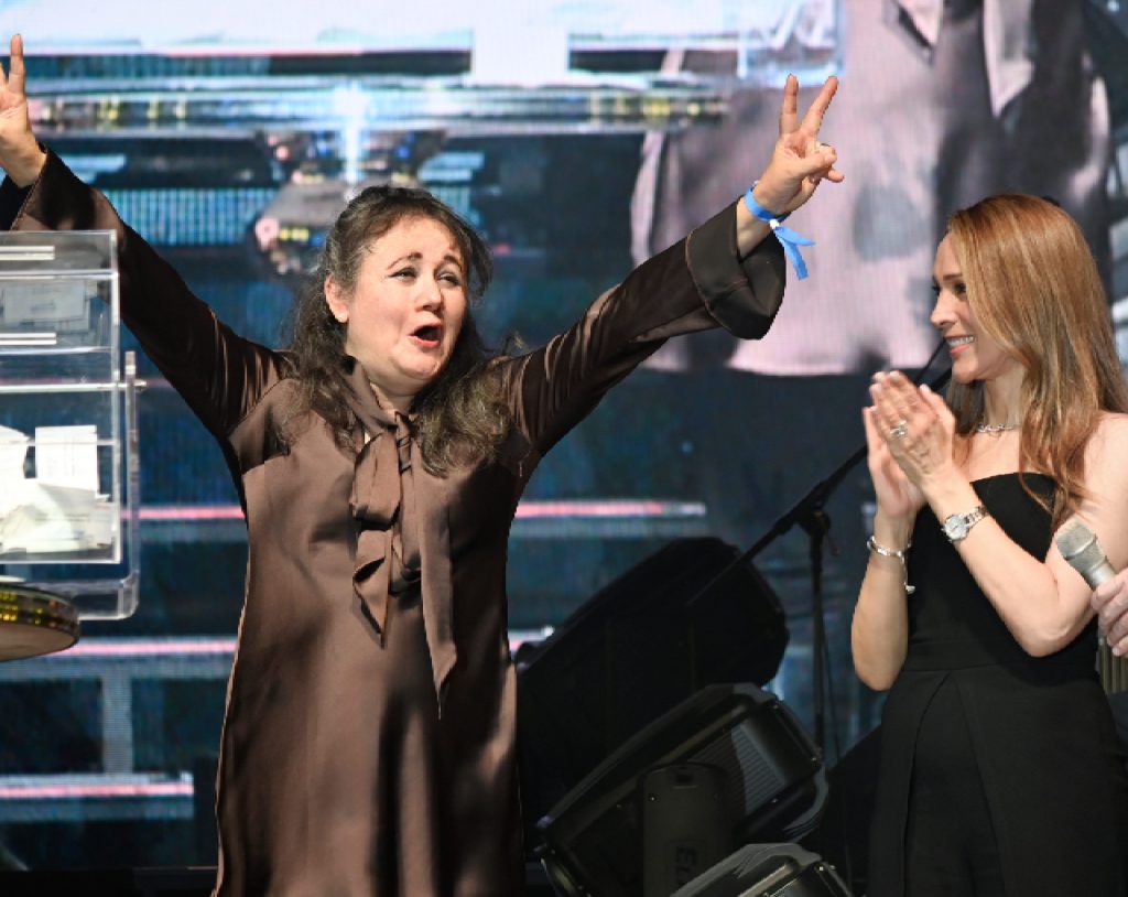 Una de las doctoras que ganaron premios en la rifa del Día del Médico del XI Congreso Angeles.