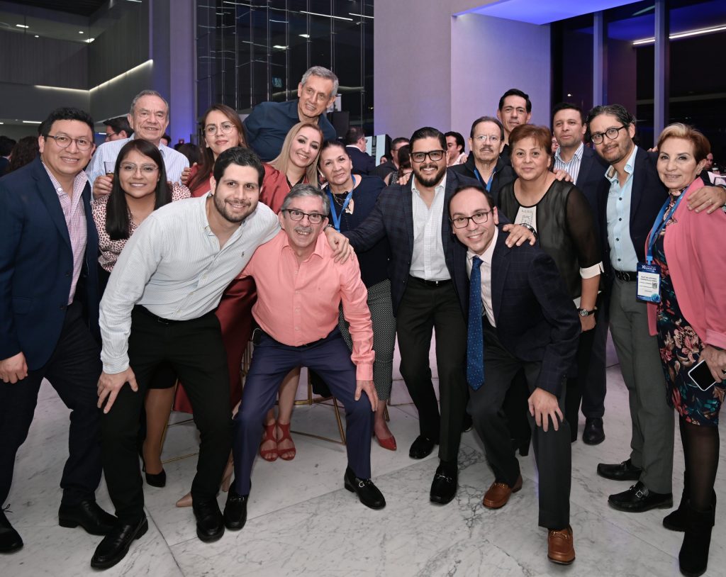 Médicos de la red de Hospital Angeles Health System posan juntos en Hospital Angeles Andares para la inauguración del XI Congreso Angeles.