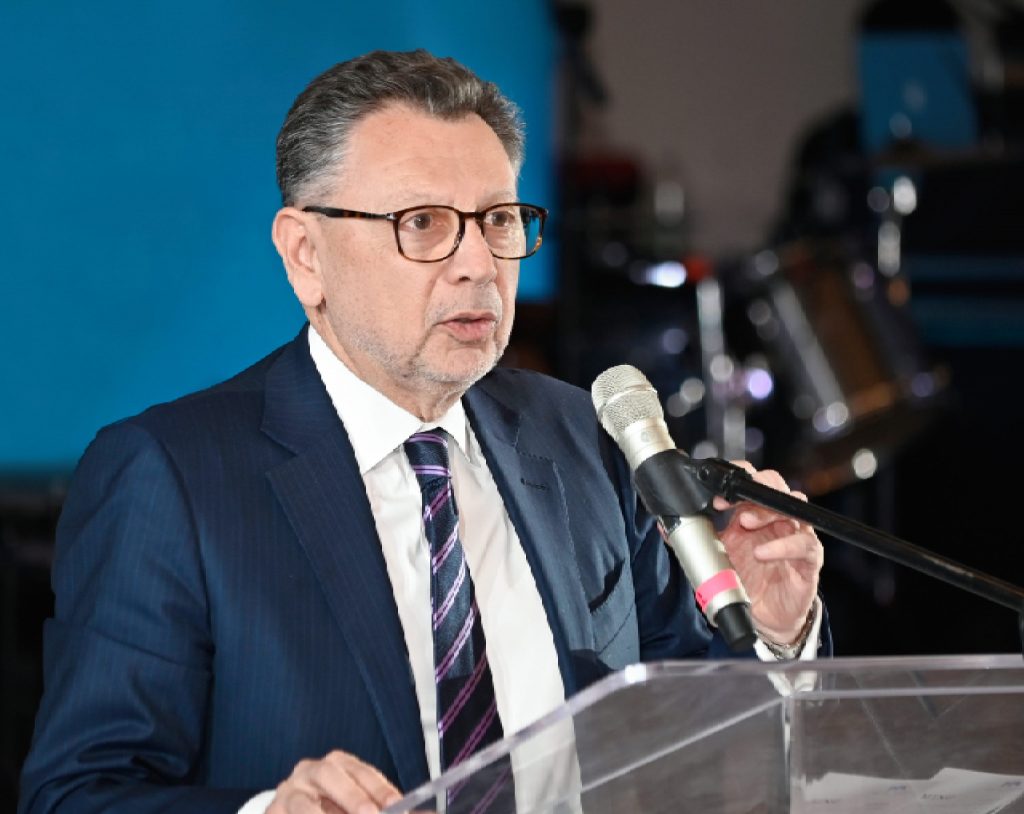 El Dr. Maan Fares, Médico Cardiólogo afiliado a Cleveland Clinic, agradece a Hospital Angeles Health System por la invitación durante la gala del Premio Angeles.