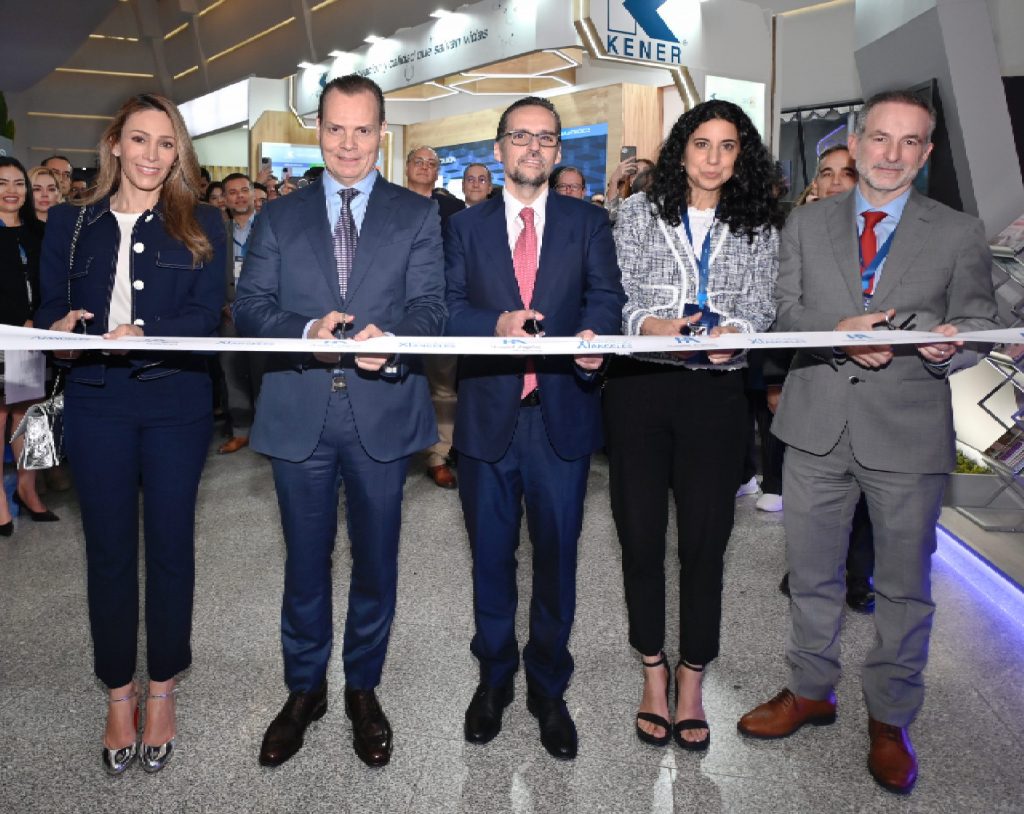 El Lic. Vázquez Aldir, la Sra. Marcela Garza de Vázquez y el Lic. Ruis López cortan el listón blanco para inaugurar el área comercial del XI Congreso Angeles.