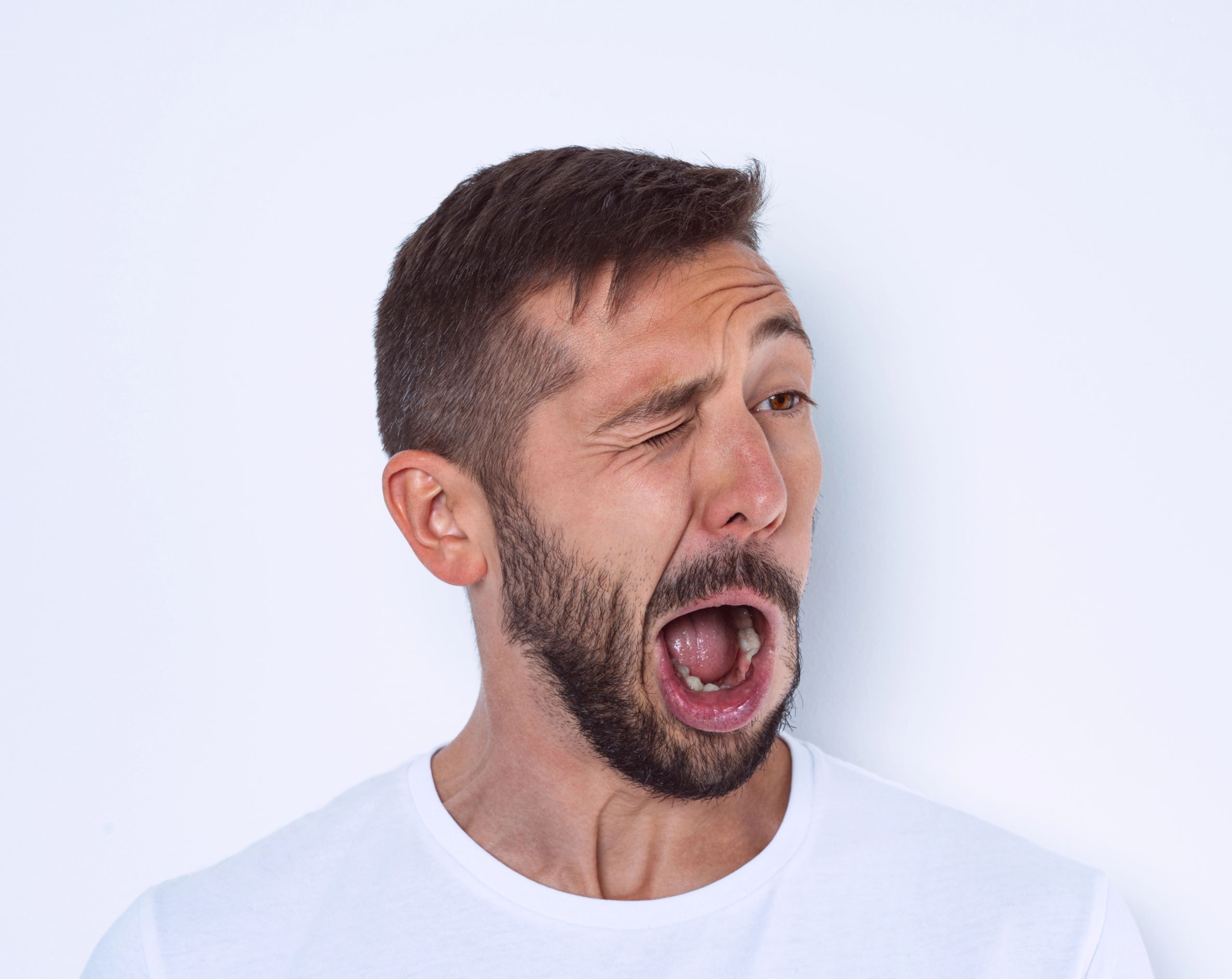 Hombre de mediana edad con contracciones involuntarias en un lado del rostro, visibles por un espasmo hemifacial.