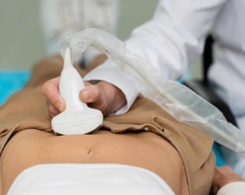 Nefrólogo le realiza a su paciente un ultrasonido renal para conocer el estado de sus riñones y realizar un diagnóstico oportuno.