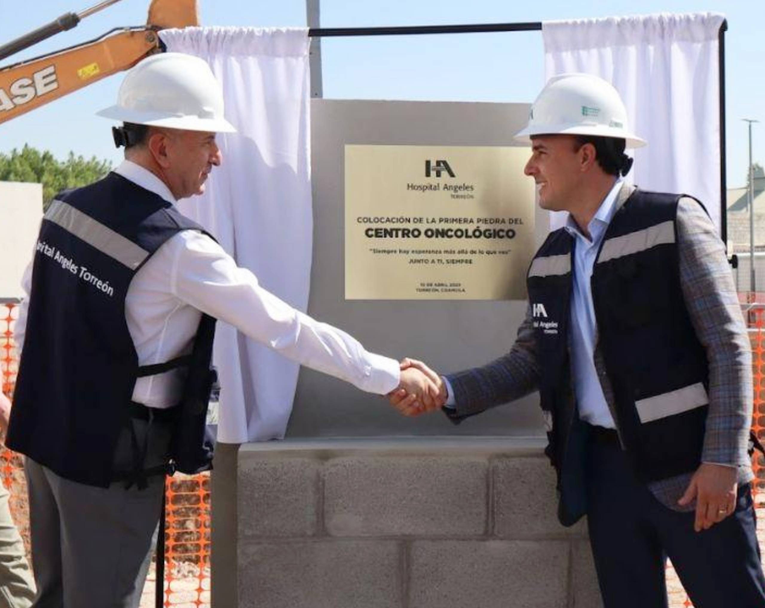 Gobernador y alcalde colocan primera piedra del Centro Oncológico en Torreón.