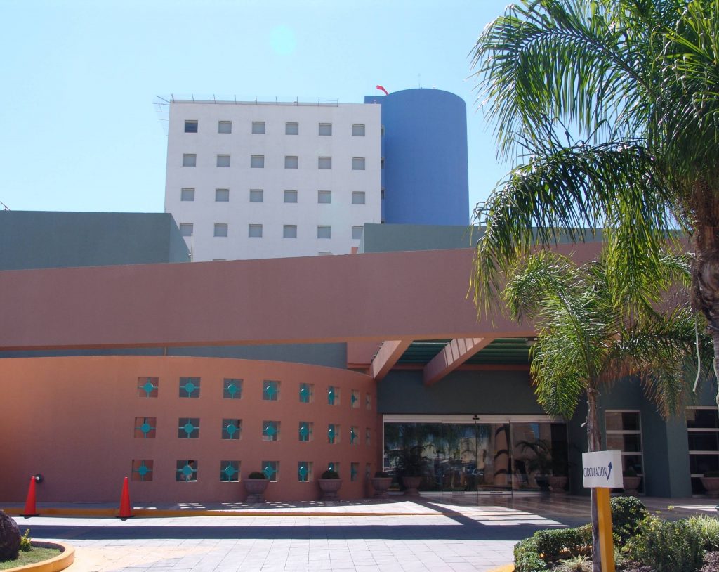 Colorida fachada del Hospital Angeles Torreón, donde se construye el nuevo Centro Oncológico para el tratamiento integral e innovador del cáncer.
