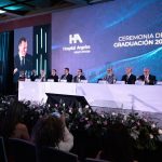 Autoridades del Hospital Angeles en graduación 2026 de residentes y entrega de becas de excelencia médica.