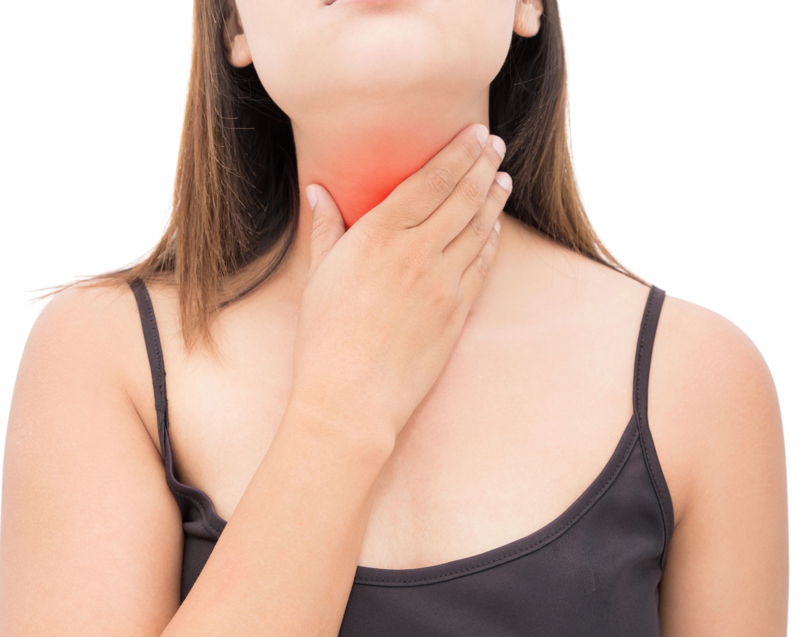 Mujer joven con la mano en la laringe, representación de síntomas asociados al cáncer de laringe.