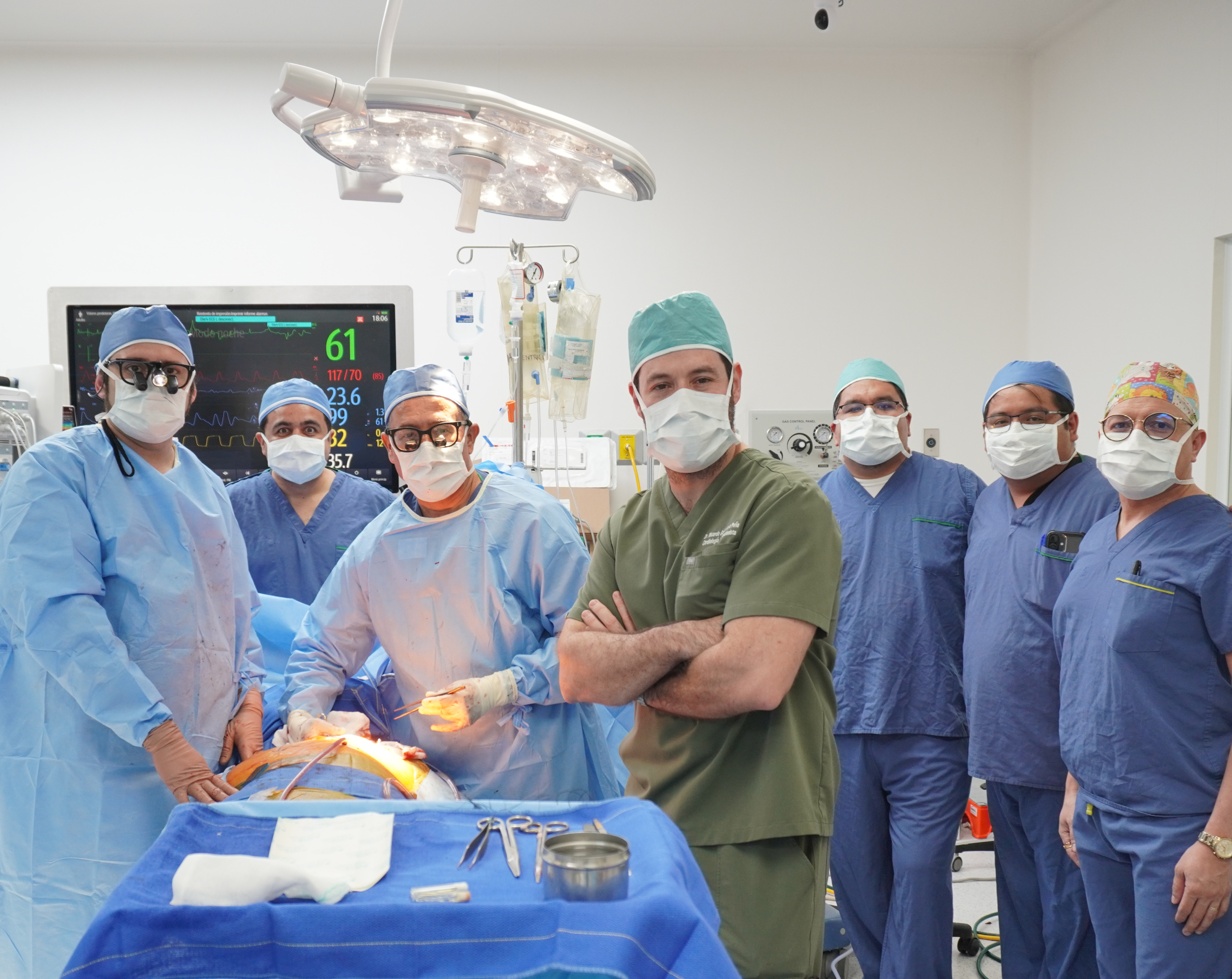 Médicos expertos de Hospital Angeles Valle Oriente en cirugía robótica cardiológica