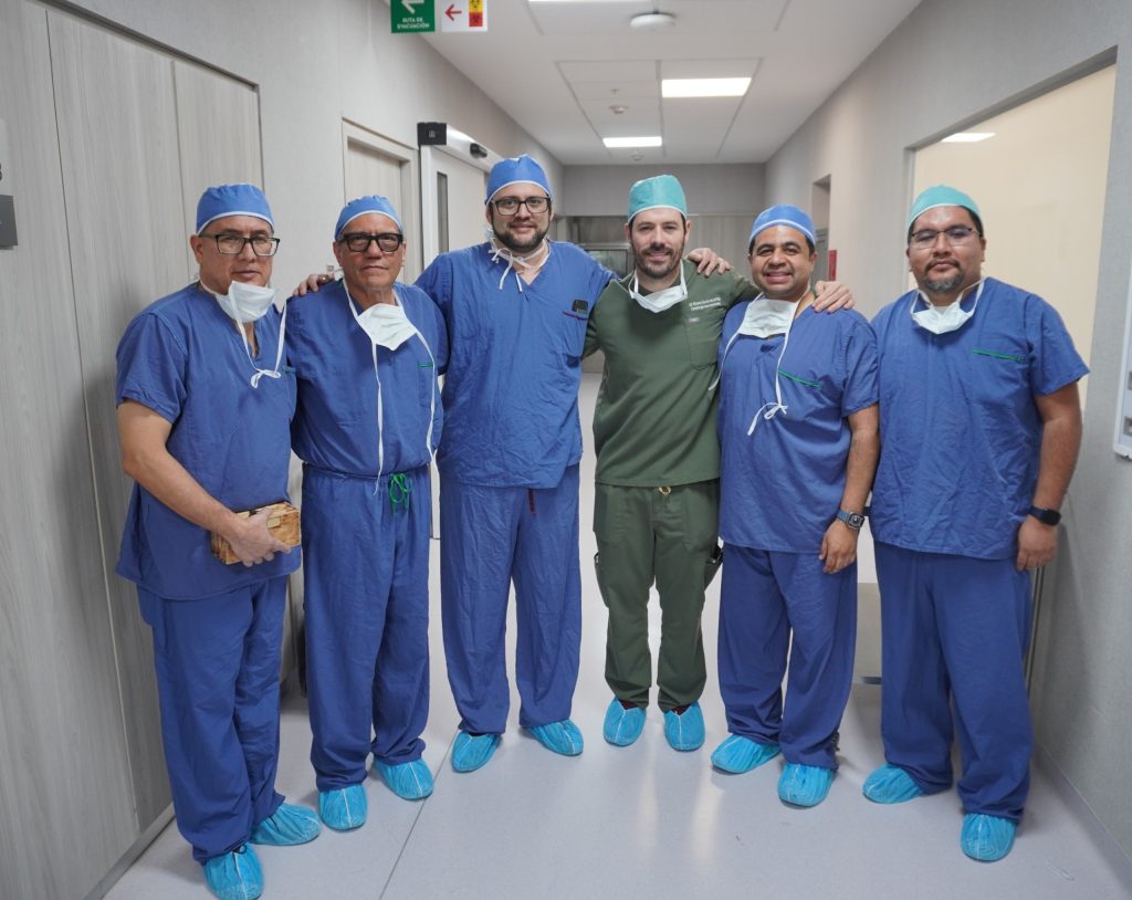 Equipo de médicos expertos de Hospital Angeles Valle Oriente, responsables de la primera revascularización coronaria híbrida con cirugía robótica en México.