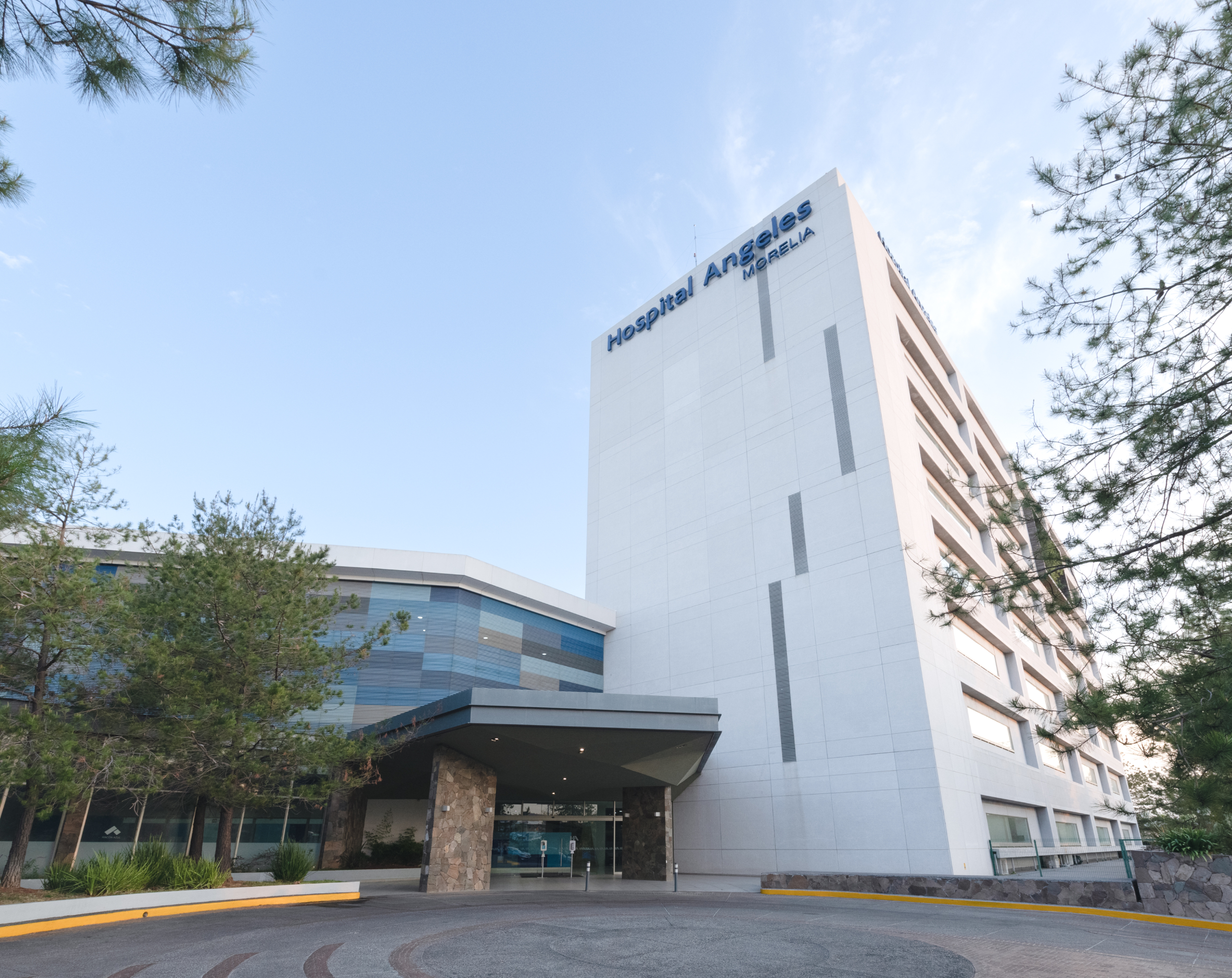 Fachada de Hospital Angeles Morelia, que ofrece un paquete de maternidad integral para el cuidado de mamá e hijo.