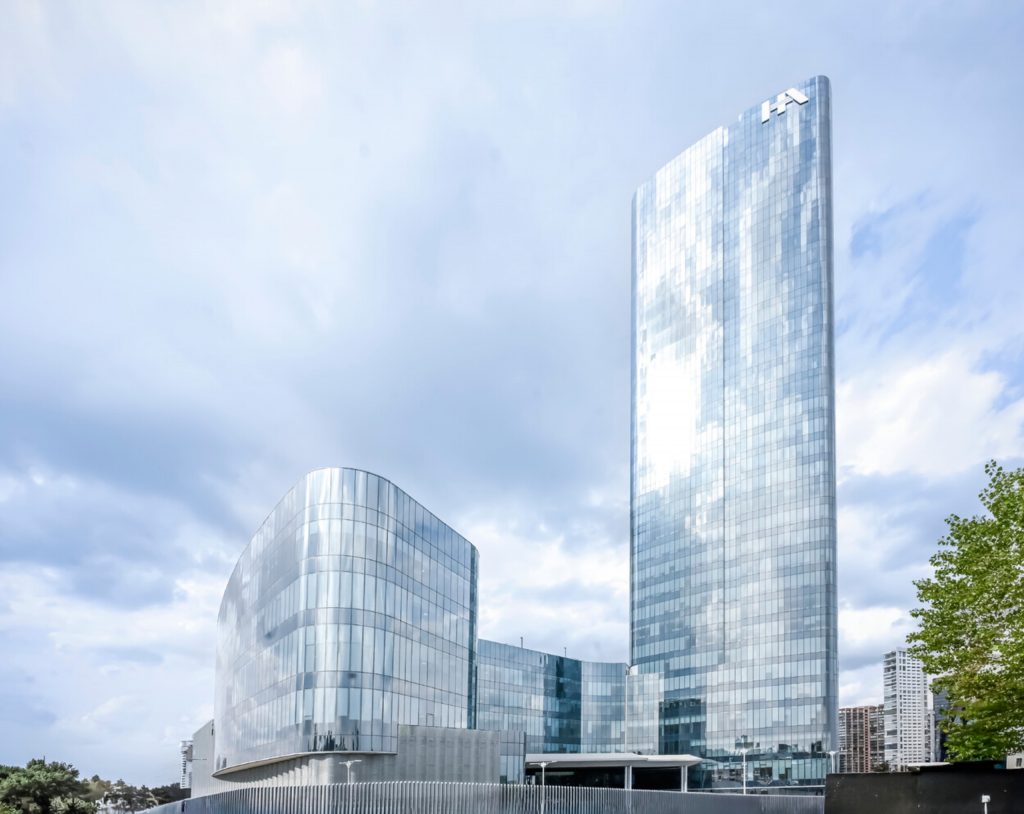 Fachada del espectacular Hospital Angeles Andares, nuevo centro de especialidades médicas con tecnología de punta y cobertura de los mejores seguros de gastos médicos de México.