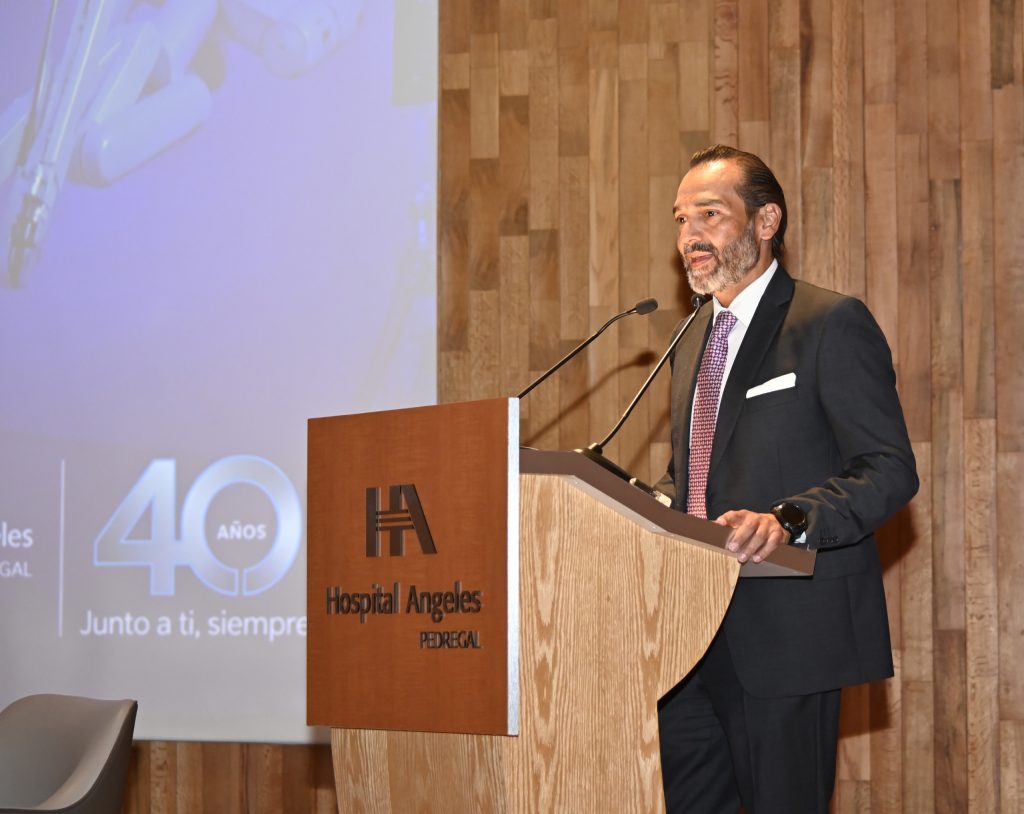 Conferencia Magistral del Dr. Javier Kuri, quien hizo un recorrido por los logos de Hospital Angeles Health System en torno a la plataforma robótica, para poner al paciente siempre al centro.