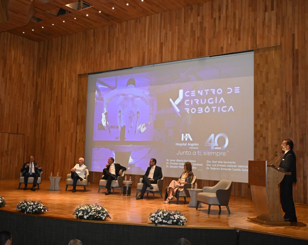 Grupo de cirujanos expertos de la red de Hospital Angeles Health System participando en el panel: Robótica vs Laparoscópica, en Hospital Angeles Pedregal.