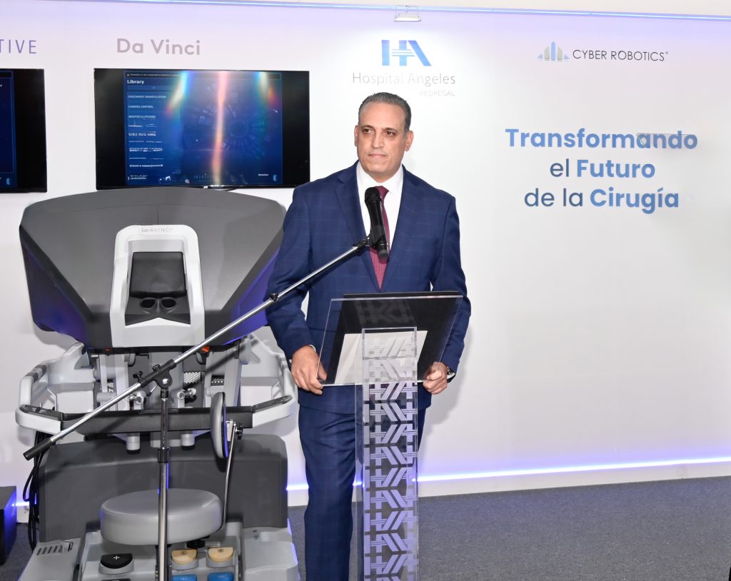 El reconocido Dr. José Luis Pohls, Director General del Hospital Angeles Pedregal, quien dio unas palabras de orgullo por las 3,000 cirugías robóticas con DaVinci en esta plaza hospitalaria.