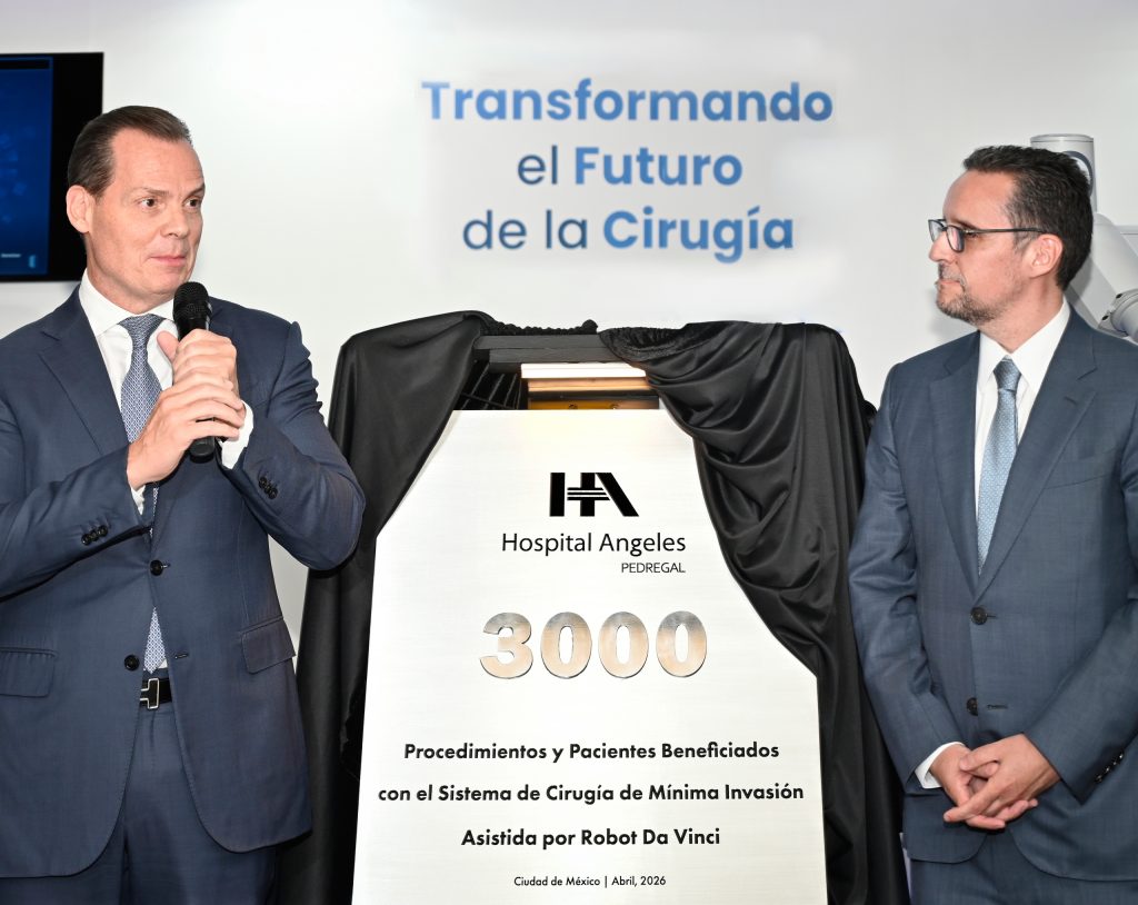 El Lic. Olegario Vázquez Aldir, presidente de Grupo Vazol, junto al Lic. Jesús Ruiz, Director General de Hospital Angeles Health System, celebrando este logro de innovación de Hospital Angeles Pedregal. 