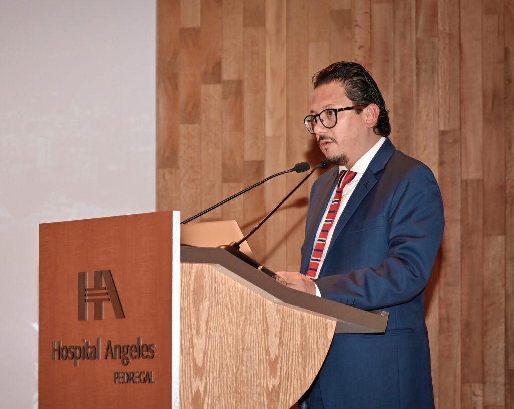 El Dr. Bravo, reconocido cirujano chileno experto en cirugía robótica.