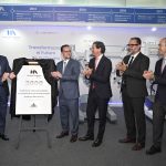 Fotografía grupal de directivos de Hospital Angeles Health System con proveedores de tecnología en la celebración de las 3,000 cirugías robóticas de Hospital Angeles Pedregal.