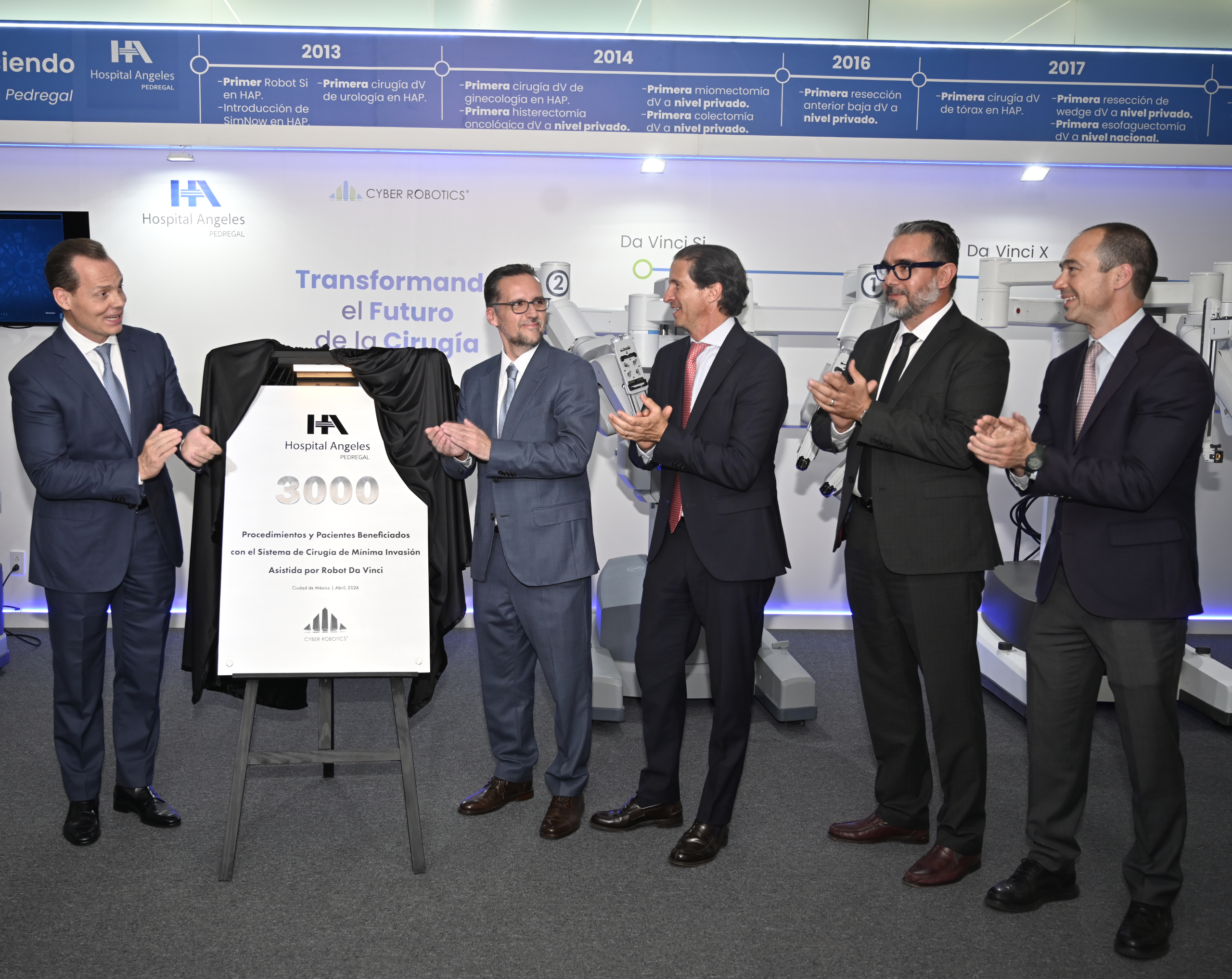 Fotografía grupal de directivos de Hospital Angeles Health System con proveedores de tecnología en la celebración de las 3,000 cirugías robóticas de Hospital Angeles Pedregal.