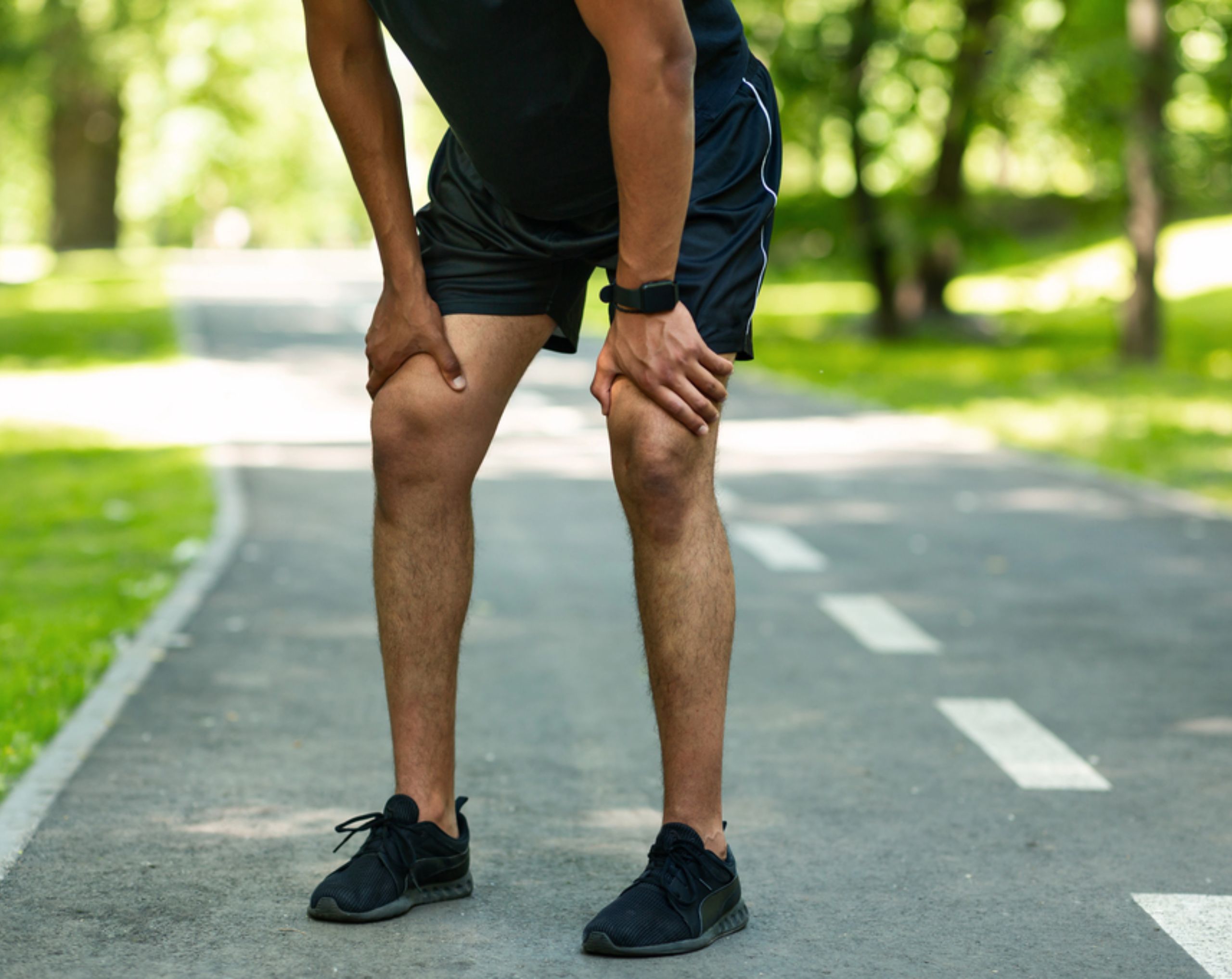 Deportista tomando un descanso durante su entrenamiento para evitar lesiones musculares.