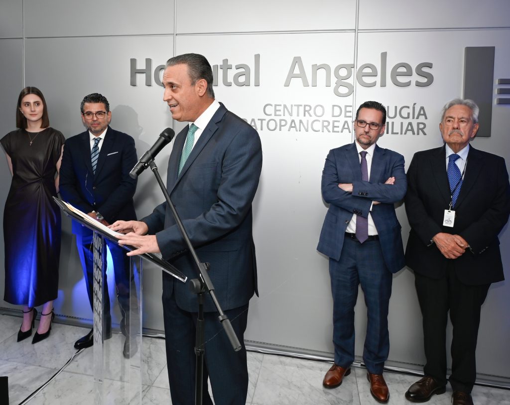 El Dr. José Luis Pohls Arroyuelo, Director General del Hospital Angeles Pedregal, dando unas palabras en la inauguración del centro de cirugía hepatopancreatobiliar.