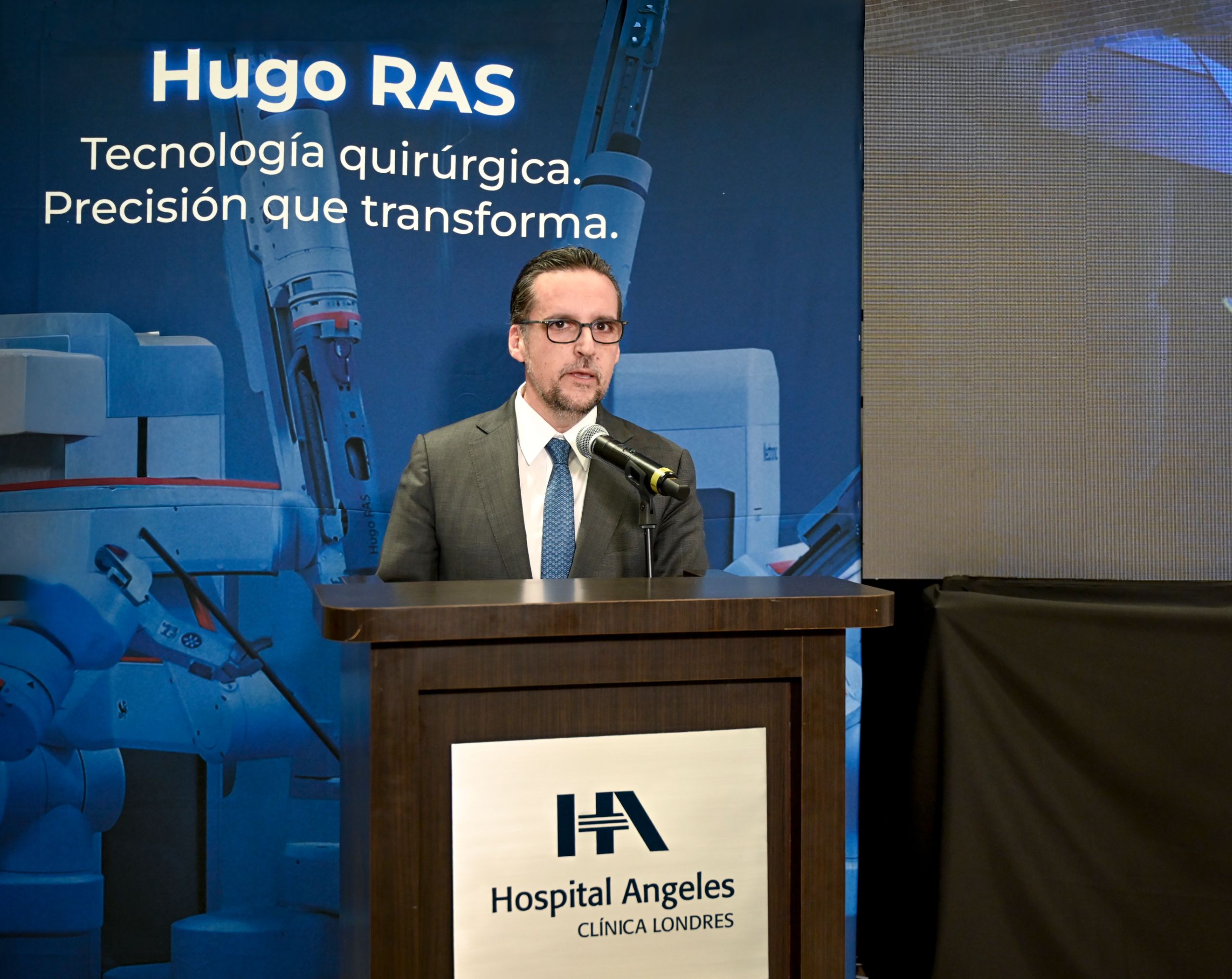 Lic. Jesús Ruiz López ofrece un mensaje durante la inauguración del sistema de cirugía robótica HUGO RAS en Hospital Angeles Clínica Londres.
