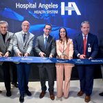 Directivos de Hospital Angeles Health System durante el corte de listón que marcó la inauguración del primer sistema de cirugía robótica asistida en Hospital Angeles Clínica Londres.