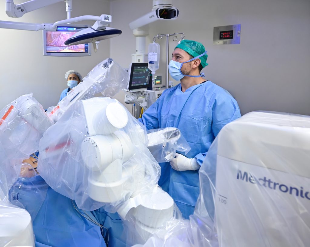 Equipo quirúrgico manejando Robot HUGO RAS en el quirófano de Hospital Angeles Acoxpa