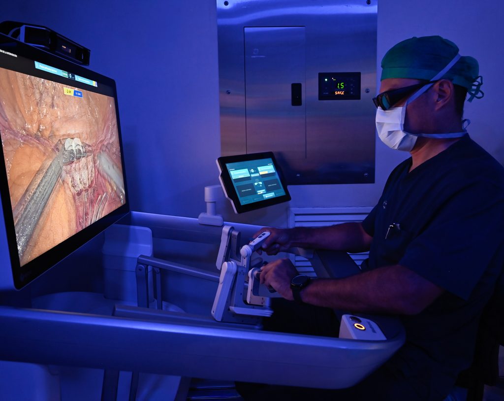 El Dr. Jacobo Labastida realizando una histerectomía total con asistencia del robot HUGO RAS.