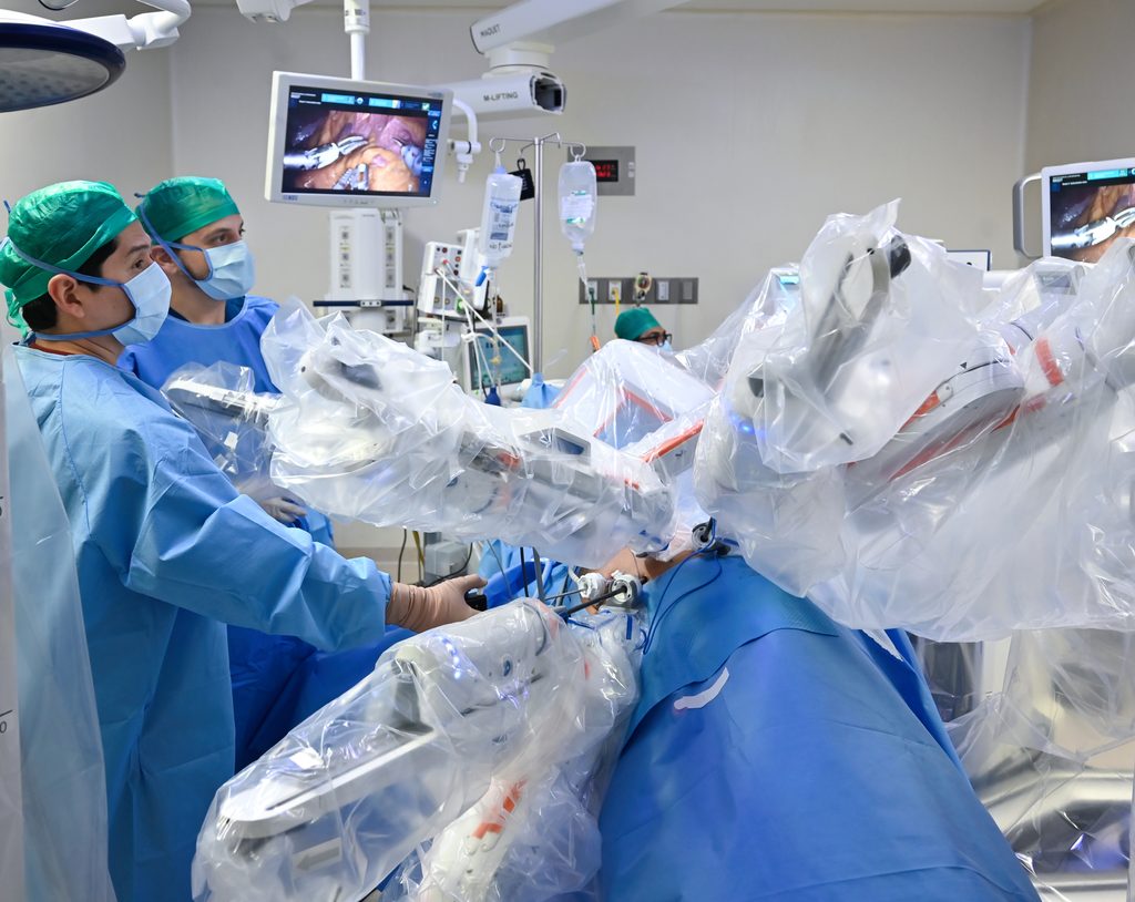 Equipo quirúrgico manejando Robot HUGO RAS en el quirófano de Hospital Angeles Acoxpa