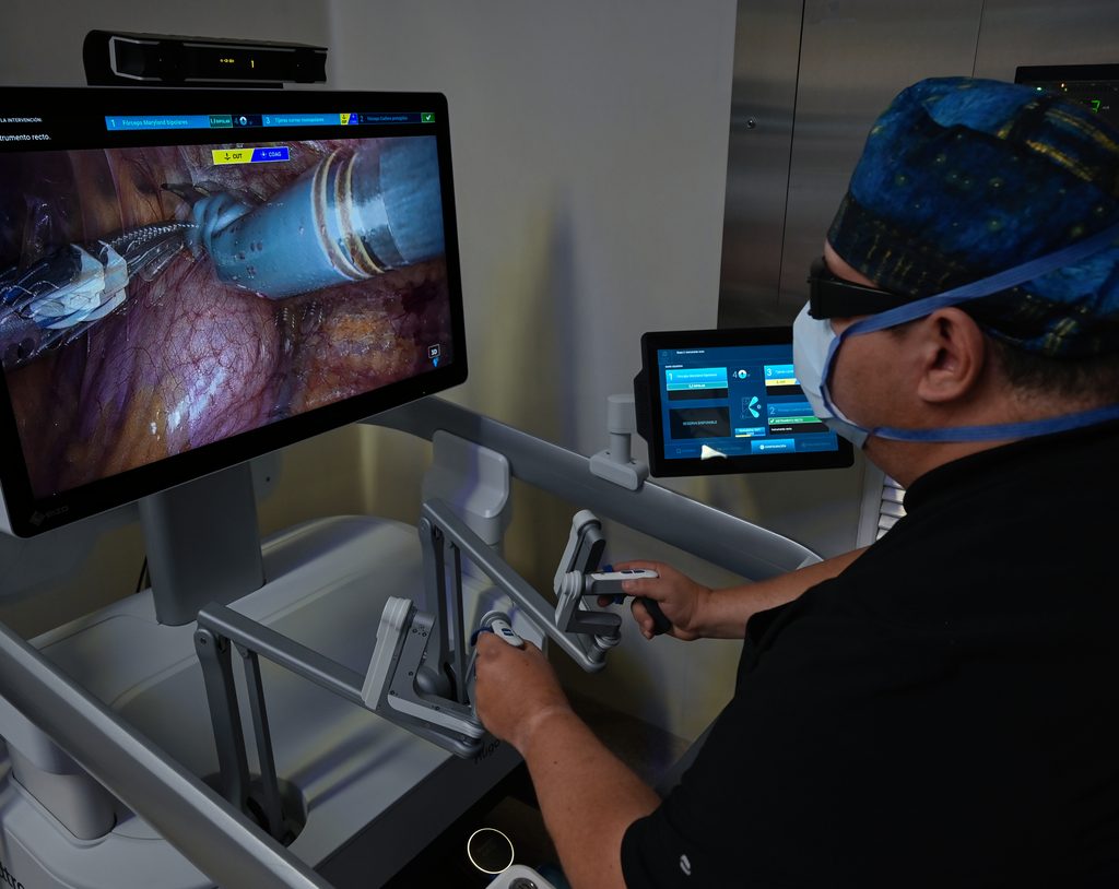 El Dr. Mauricio Cantellano realizando nefrectomía parcial con el robot HUGO RAS en Hospital Angeles Acoxpa.