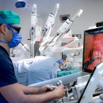 Cirujano operando la consola del robot HUGO RAS en Hospital Angeles Acoxpa