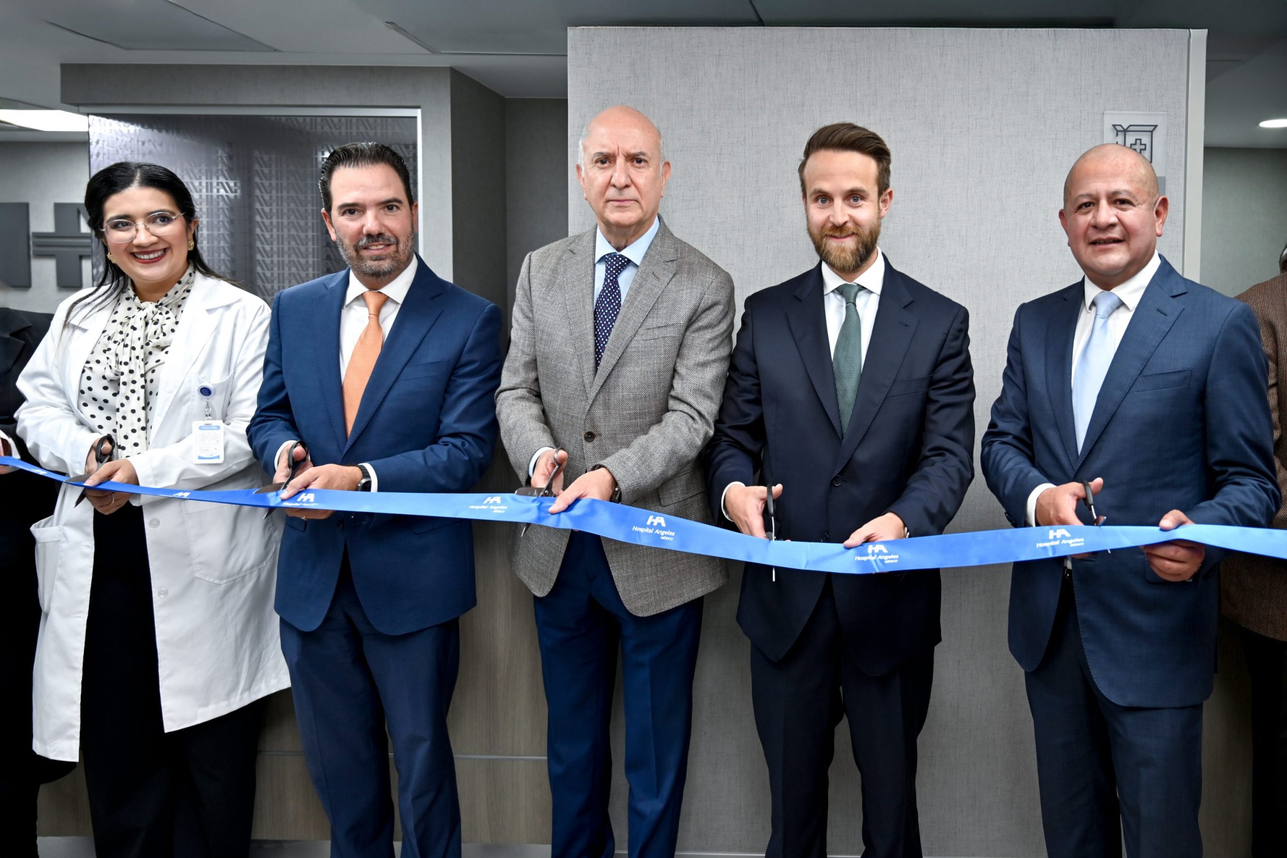 Directivos de Hospital Angeles Health System durante el corte de listón por la renovación de la Unidad de Terapia Intensiva de Hospital Angeles México