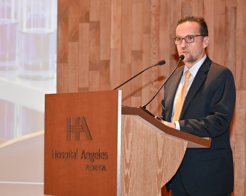 El Lic. Jesús Ruiz López habla en el podio durante la entrega de las certificaciones ISO a Hospital Angeles Health System.