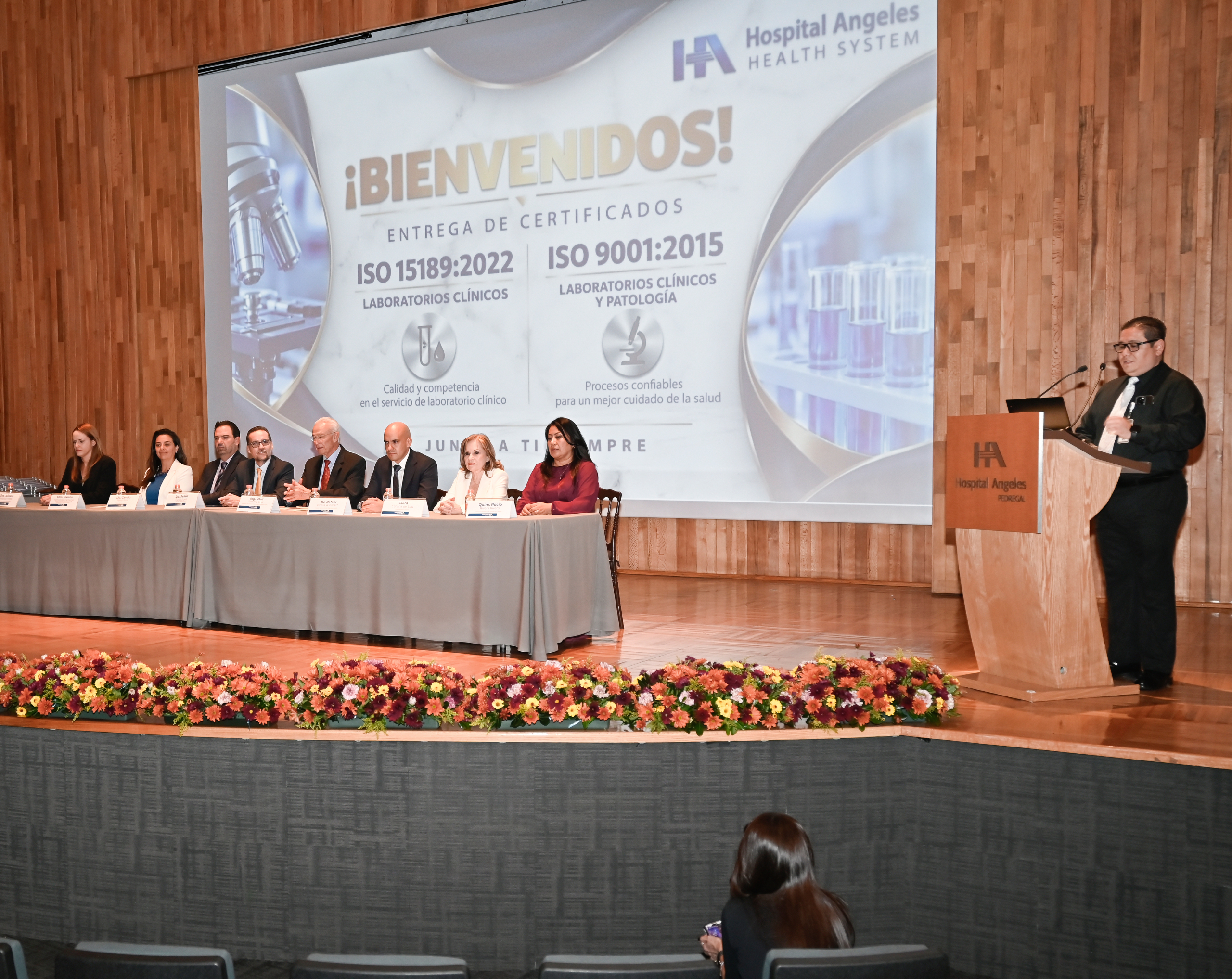 Panel de invitados en la entrega de las certificaciones ISO a Hospital Angeles.