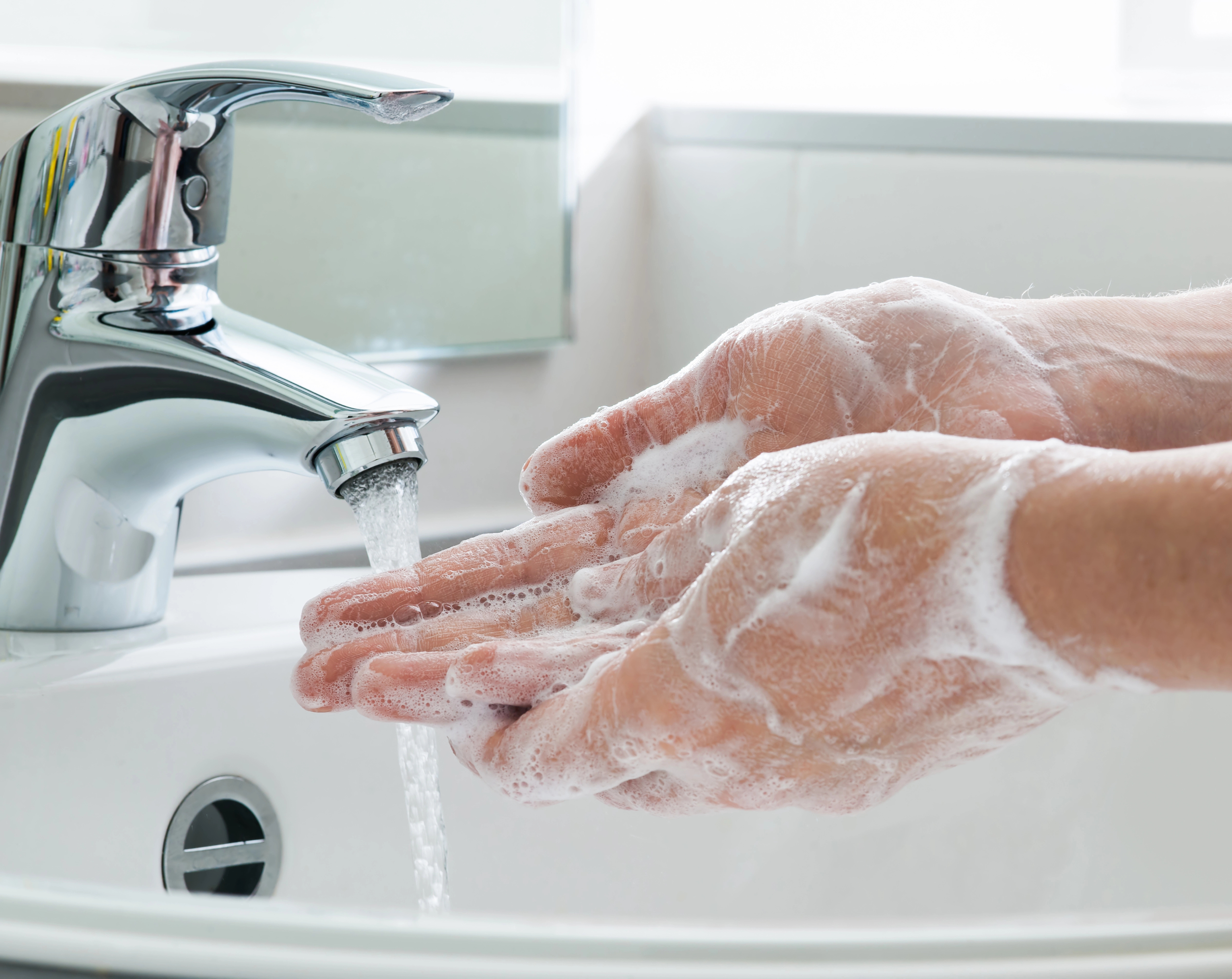 Persona mostrando cómo lavarse las manos para prevenir enfermedades