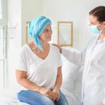 Paciente con cáncer durante una consulta médica.