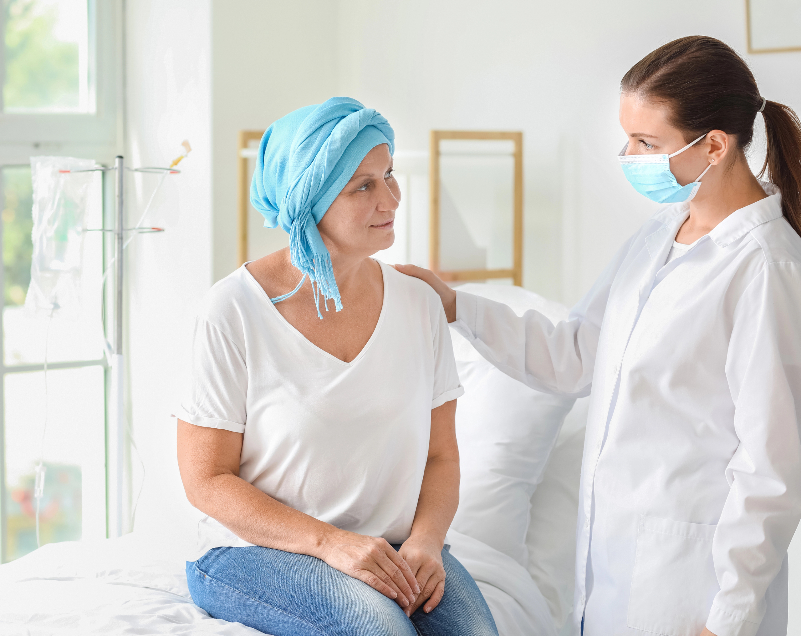 Paciente con cáncer durante una consulta médica.