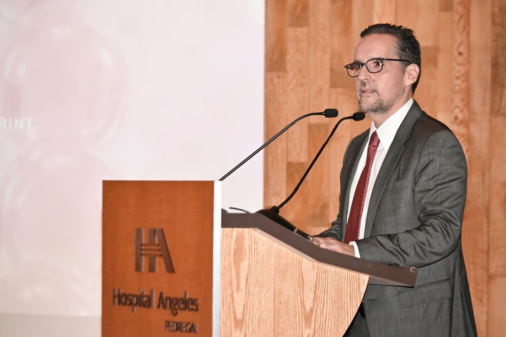 Lic. Jesús Ruiz López, director general de Hospital Angeles Health System, durante el evento de MammaPrint.