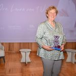 La Dra. van ’t Veer en el auditorio de Hospital Angeles con el premio Genethic Pioneer.