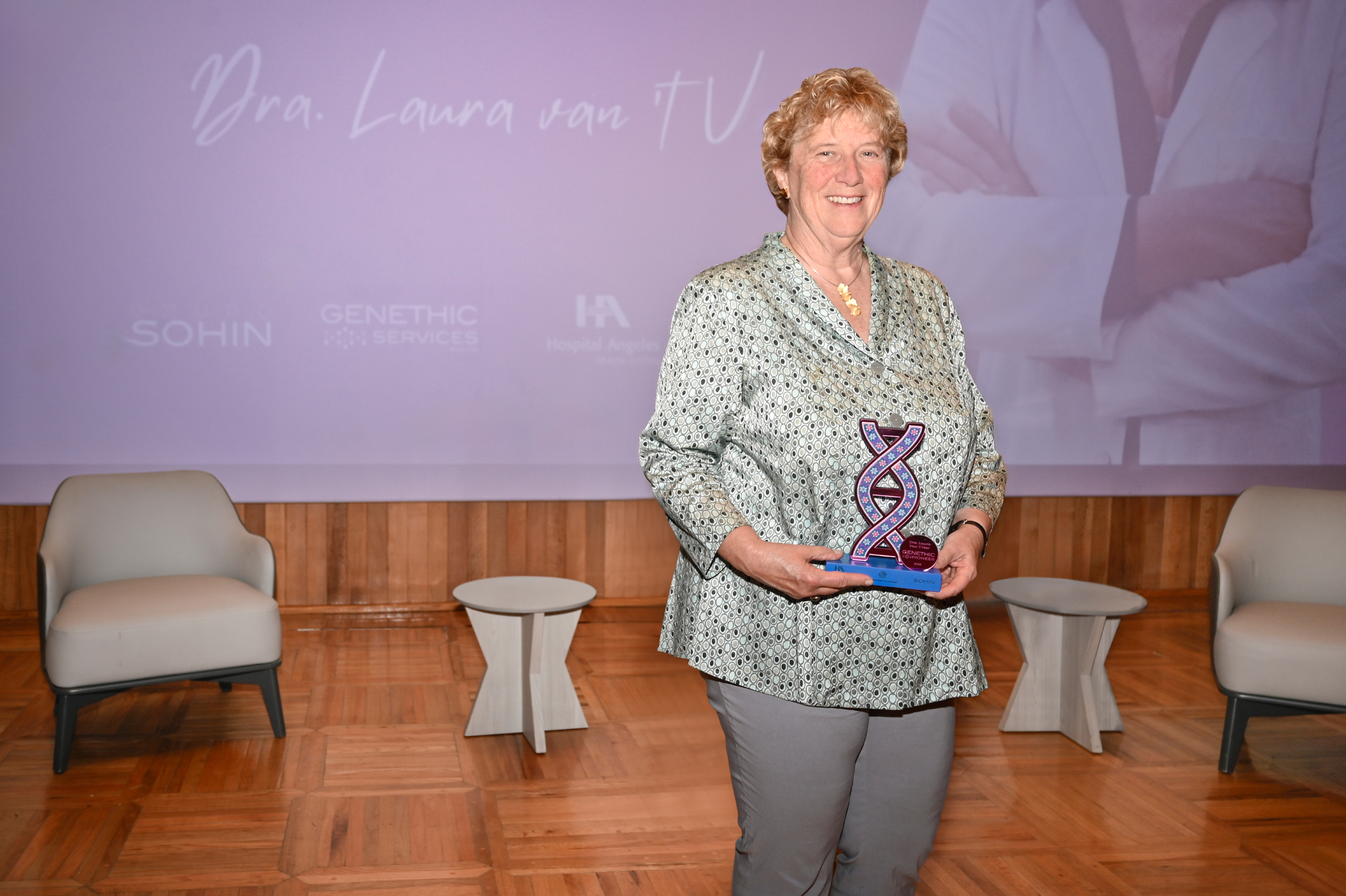 La Dra. van ’t Veer en el auditorio de Hospital Angeles con el premio Genethic Pioneer.