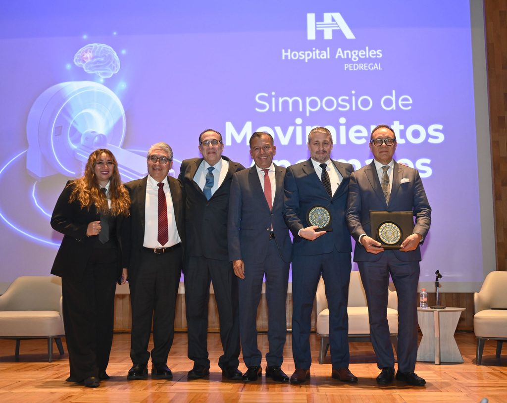 Ponentes del Simposium de Movimientos Anormales en el auditorio de Hospital Angeles Pedregal.