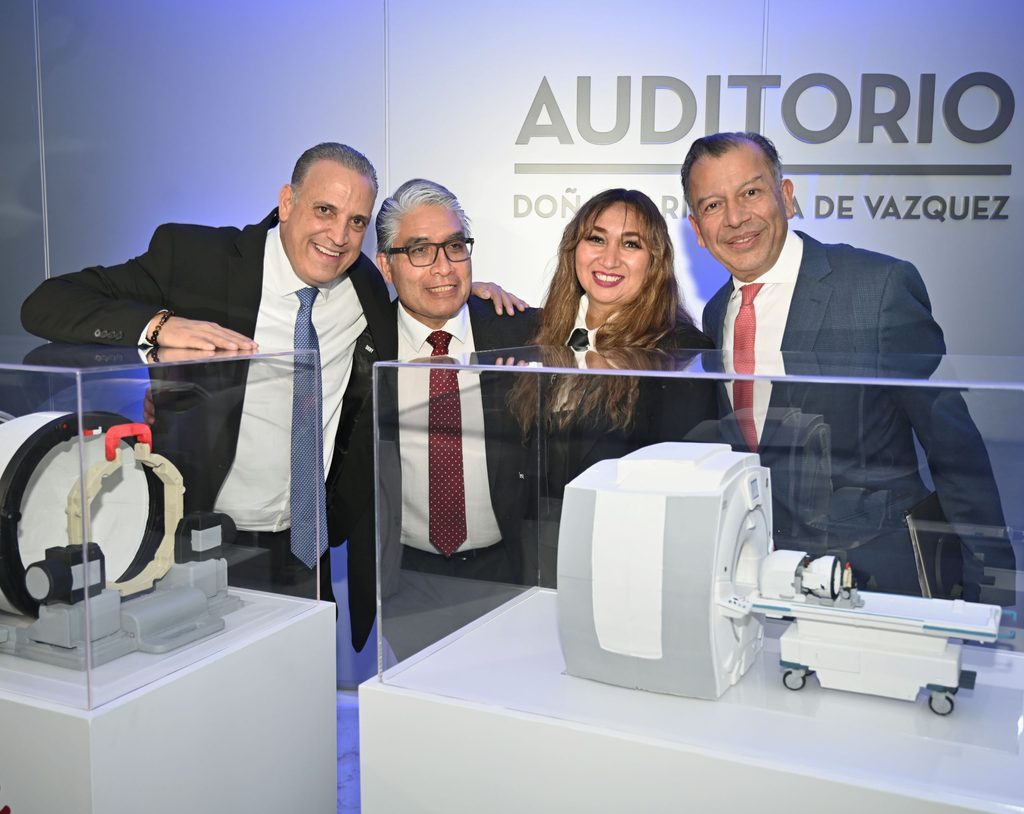 Directivos de Hospital Angeles Pedregal y los expertos del Centro de Neurociencias Avanzadas en la.  presentación de la tecnología Hifu.